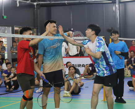 Các VĐV Cầu Lông Hàn Quốc Dưới Sự Dẫn Dắt Của HLV Kim Hak Kyun So Tài Với Các VĐV Phong Trào Việt Nam